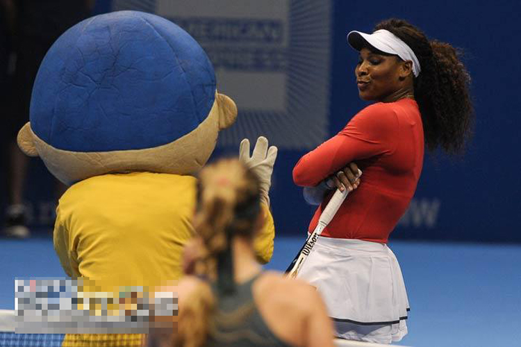 Trong khi đó, ở nửa sân bên kia, Serena Williams lại đang mải làm dáng.